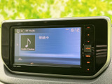 オーディオ機器との接続状況や時刻が表示され、情報をひと目で確認しやすい画面です。各種案内を見やすくまとめており、車内での操作時にも便利にお使いいただけます。