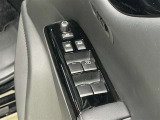 【パワーウィンドウ集中スイッチ】運転席のパワーウィンドスイッチ位置には運転以外の窓の開閉・ロック機能も付いています