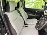 明るい色合いのシートが広がり、運転席・助手席ともにゆったりと座れる印象です。窓から外の様子を確認しやすく、ドアまわりも落ち着いた色調でまとまっています。