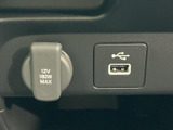 電源ソケットとUSB端子を備え、対応機器の充電や電源確保に活用できます。接続口の位置や表示が分かりやすく、スマートフォンなどを使う日常の移動やお出かけを便利にサポートします。