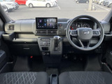前方へ広がる視界と、見通しのよい運転席まわりが魅力です。シートは柄入りの落ち着いた仕立てで、足元にもゆとりがあり、毎日の乗り降りにも便利です。