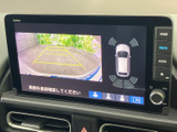 後方の映像に加え、車両周囲の状況を示す表示も確認でき、駐車時の周囲確認をサポートします。画面上のガイドも目安にしながら、停車や車庫入れの際に周辺を把握しやすい装備です。