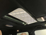 パノラミックルーフで明るい車内と開放感あるドライブをお楽しみいただけます。