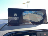 後方カメラの映像と車両周辺の表示をモニターで確認でき、駐車時の後方確認に便利です。画面上のガイドラインも目安になり、車庫入れをサポートします。