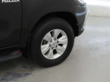 装着タイヤサイズは、265/65R17です。純正アルミホイールを装着しております。