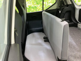 後席は明るいシートで、室内全体に開放感をもたらします。窓から外の景色を楽しみやすく、後ろに座る方もゆったりとくつろげる、シンプルで落ち着いた空間です。