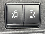 【両側パワースライドドア】スマートキーや運転席のスイッチで後席両側スライドドアの開閉が可能♪電動だから力を入れてドアを開ける必要が無く、小さなお子様でも簡単に開け閉めでき快適です♪