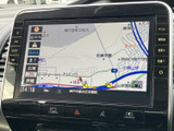 現在地周辺の道路や施設名が表示され、目的地までの道順を画面で確認できます。地図上の位置関係を把握しやすく、初めて訪れる場所への移動にも役立つ装備です。
