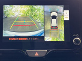 後方の映像に加えて車両周辺の表示も確認でき、駐車時の位置合わせをサポートします。画面上のガイドを目安にしながら、周囲を直接確認して操作できます。