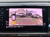 ガイドライン表示付きのリヤビューカメラ「Rear Assist」。後退時の死角を鮮明に映し出し、安全かつスムーズな車庫入れをサポートします。