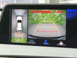 後方映像に加え、車両周辺を確認する画面表示も備わり、駐車時の周囲確認をサポートします。ガイド線も表示されるため、後退時に距離や進路を把握する目安として便利です。