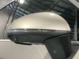 ウィンカー内蔵ドアミラーを開発したのは『メルセデス・ベンツ』です。他車からの視認性が高まり、事故の可能性を低減させています。更に、点灯部分はドライバーの視界に入らないように設計されています。