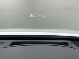 フロントガラスに情報投影するHUD付き。視線移動を最小限に、安全運転を支援します。