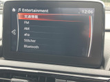 FM・AMやBluetoothなど選択できる項目が画面に一覧表示され、使いたい音源を探しやすい構成です。文字も確認しやすく、日常の音楽再生やラジオ利用に便利です。