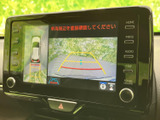 後方の映像と車両周辺の表示を画面上で確認でき、駐車時の後方確認をサポートします。目安となるガイド線も表示されるため、駐車スペースへ車を入れる際に周囲を把握しやすく便利です。