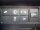 パーキングセンサーや横滑りを防ぐVSA等のスイッチ類は運転席の右側、手の届きやすい位置にあります。