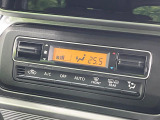 【オートエアコン】一度お好みの温度に設定すれば、車内の温度を検知し風量や温度を自動で調整。暑い&hellip;寒い&hellip;と何度もスイッチ操作をする必要はありません。快適な車内空間には必須の機能ですね♪