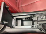 運転席横に小物が入れれるスペースがあります