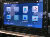 画面上にテレビやラジオ、音楽などのメニューが並び、使いたい機能を選びやすい構成です。項目が見分けやすく、日々の移動に合わせて車内の時間を快適に過ごせます。