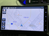 大きな画面に地図や音声の状態が表示され、目的地の確認や音楽の利用をまとめて行えます。タッチ操作に加え、画面脇のボタンからも機能を選びやすい装備です。