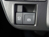パーキングブレーキの作動と解除が簡単に行える【電動パーキングブレーキ】! 渋滞や信号待ちなどでブレーキを踏んで停車した時にブレーキを保持してくれる【ブレーキホールド】機能も搭載しています!
