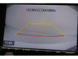 シフトレバーをリバースにすると連動してバックカメラ、サイドカメラ映像&バックセンサーに切り替わります。スイッチ一つでフロントカメラへの切り替えも出来ます