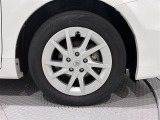 タイヤサイズは(205/60R16)でキャップ付きアルミホイールです。