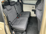 後席には並んで座れるシートとヘッドレストが備わり、同乗者それぞれの居場所を確保。足元の空間も確認しやすく、ご家族でのお出かけにも使いやすい室内です。