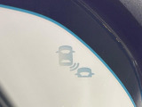 【ブラインドスポットインフォメーション】走行中、ドアミラーの死角になりやすい箇所に後続車が接近するとサイドミラー付近に警告を表示、ドライバーに注意喚起をしてくれます。