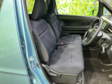 座面と背もたれにゆとりを感じるフロントシートで、乗車中も落ち着いて過ごせます。ドアを開けた際の視界も開けており、運転席まわりの様子を確認しやすい空間です。