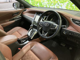 ブラウンを基調にした落ち着きのある室内で、運転席から前方を見渡しやすい配置です。シートやドアまわりにも同系色をあしらい、ゆったりと過ごせる雰囲気に仕上がっています。