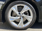 テストドライバーとエンジニアがテスト走行により、車種に応じて選定されたホイールサイズの組み合わせにより、素直なハンドリングりスムーズな乗り味を実現する各車種専用デザインのアルミホイール