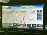 道路や周辺施設の位置関係を画面で確認でき、目的地までの道順を把握する際に便利です。地図を見ながら、行き先の確認やルート設定にご活用いただけます。