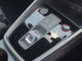 Audiのシフトレバーは、その車のトランスミッションに合わせて異なるデザインと機能を持っており、運転の楽しさと快適さを追求しています。