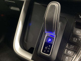 スムーズな操作で快適に運転を楽しめる、シフトポジションを電動で制御する電子式シフトレバーです。