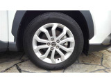 足元を引き締めてくれ、しっかりした走りも楽しめる専用のアルミホイールもついてます。オシャレは足元から☆