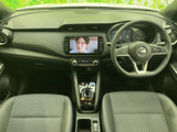 運転席から前方を見渡しやすく、メーターやセンターディスプレイも視線の届く位置にまとまっています。左右のシートはゆったりとした形状で、毎日の移動も落ち着いて過ごせます。