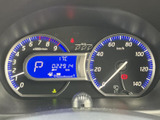 速度計や各種表示が運転席正面にまとまり、走行に必要な情報をひと目で確認しやすいレイアウトです。中央の表示も見やすく、日々の運転を支える実用的なメーターまわりです。