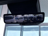 【デジタルインナーミラー】車両後方カメラの映像をルームミラーに映すことが出来ます。 そのため、後席に人や荷物があって後方が見えづらい場合でもしっかり視界を確保することが出来ます。