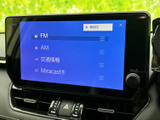 ラジオや交通情報などのメニューが並び、画面から使いたい項目を選びやすい構成です。日々の移動で音楽や情報を楽しむ際にも活用でき、見やすい表示が便利さを支えます。