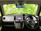 運転席まわりはメーターやナビ画面が見やすくまとまり、前方の視界も広く感じられます。白と黒を基調とした室内で、運転時も落ち着いて過ごせる空間です。