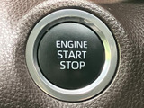エンジン始動・停止用のプッシュボタンを備え、乗車後に手元で操作できます。文字が大きく表示されており、操作箇所を確認しやすい設計です。日常の乗り降りをスムーズにサポートします。