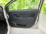 窓から外の様子を確認しやすく、運転席に座った際も開放感があります。ドアポケットやアームレストを備え、身近な小物を置きやすい、すっきりとした室内です。