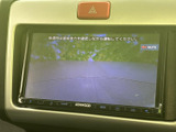後方の様子をモニターで確認でき、駐車時や後退時の目視確認をサポートします。画面に映る範囲を手がかりに周囲を確かめられ、日常の取り回しに役立つ装備です。
