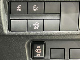 運転席側から両側スライドドアの開閉ができます