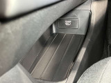 置き場に困るボックスティッシュもすっきり収納できます★HDMI端子に専用ケーブルを差し込むとナビで動画を楽しめます★