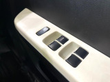 【電動格納ミラー】サイドミラーは電動格納式となっており、狭い駐車場でもキズがつくリスクを抑えられます。