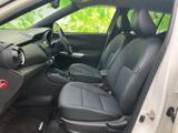 ゆとりある前席は身体を預けやすい形状で、運転席側まで見通しのよい室内です。窓から自然光が入り、乗り込んだ際も明るく感じられます。日々の移動を快適に過ごせます。