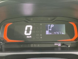 速度やシフト位置、燃料残量などをひと目で確認できる表示構成です。運転に必要な情報を運転席から把握しやすく、出発前や走行中の状況確認をスムーズに行えます。