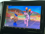 色鮮やかな映像を画面で楽しめるテレビ機能を備えています。停車中の休憩時間などに映像を視聴でき、車内で過ごすひとときをより充実させたい方にも便利な装備です。ご利用時は停車してお楽しみください。